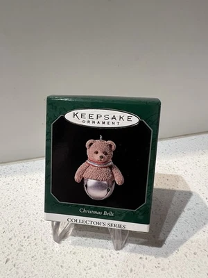 1998 Hallmark Keepsake Ornamento Miniatura Sinos de Natal 4ª em Série - Urso - Imagem 1 de 2