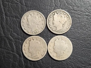 Lot von vier 1883 mit Cent, 1883 ohne Cent, 1887 & 1889 Liberty "V" Nickels - Bild 1 von 2