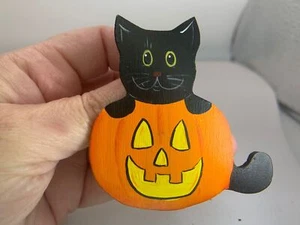 Halloween Cat Behind Pumpkin Hand Crafted Vintage Wood Brooch Pin V-8356 - Picture 1 of 3