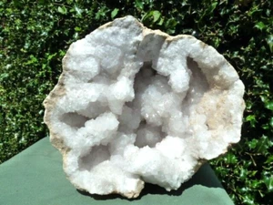XXL Quartz Crystal Geode 9" x 8" - 5.8kg - Picture 1 of 14