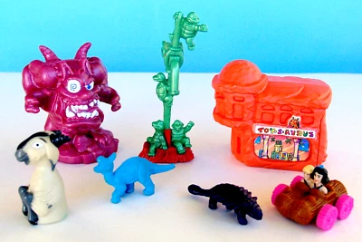 7 VNTG TOYS—HAPPY MEALS—FLINTSTONES LOG CAR + BLDG.—DISNEY—DINOSAURS—1990s - Image 1 of 4