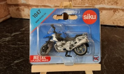 Siku 1047 BMW R1200 GS 1:87 Motorcycle  Blue/Black on card - Image 1 of 4