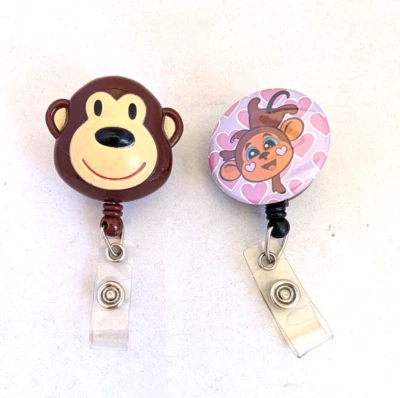 Juego de dos porta insignia de seguridad de identificación retráctil mono 5553 Foto 1 de 4