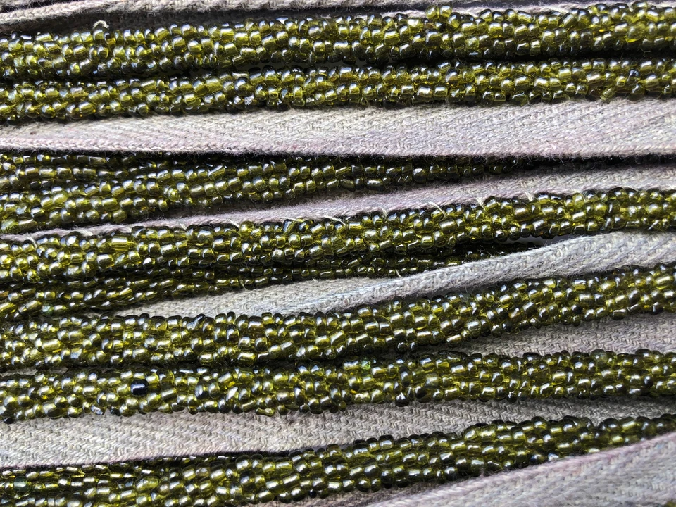 RIBETE DE CUENTAS - CINTA DE ALGODÓN KAHKI CON CUENTAS DE SEMILLAS DE OLIVA Foto 1 de 1