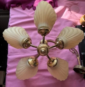 Art Deco Kronleuchter Milchglas 5 Muscheln Gold-Messing-Rahmen - Bild 1 von 13