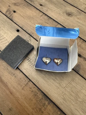 2004 Vintage Avon Sculptured Heart Pierced Earrings Gold Tone New In Box - Image 1 of 4