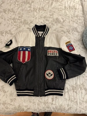Chaqueta Universitaria de Cuero Delta Force DE COLECCIÓN Talla M Parches Militares Años 80-90 Corea Foto 1 de 4