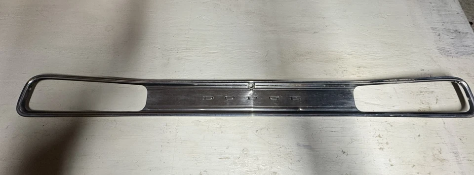 Panel de ajuste de luz trasera Dodge Coronet Super Bee 1970 moldeado Foto 1 de 4