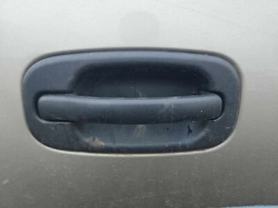 Manija de puerta exterior trasera derecha usada se adapta a: camioneta Chevrolet Silverado 2500 2001 Foto 1 de 4