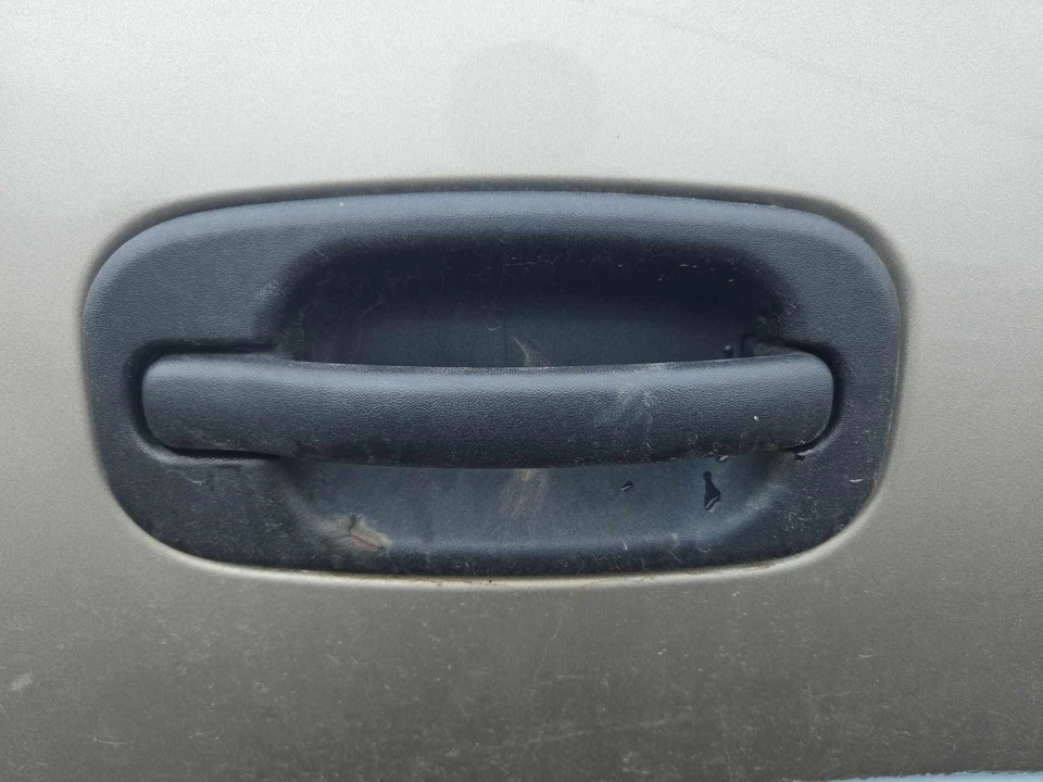 Manija de puerta exterior trasera derecha usada se adapta a: camioneta Chevrolet Silverado 2500 2001 Foto 1 de 4