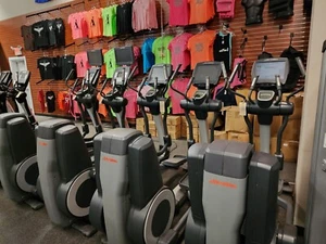 LIFE FITNESS DISCOVER SE 95X ELLIPTICAL CROSSTRAINER - Picture 1 of 3