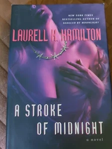 Hamilton, Laurell K.: Meredith Gentry Book 4: A Stroke of Midnight - Picture 1 of 14