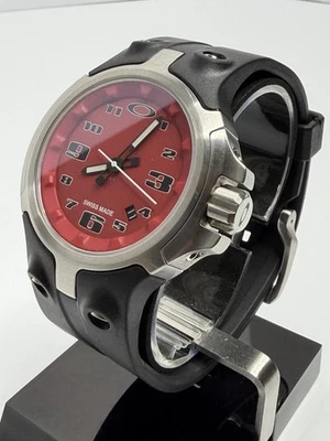 Reloj Oakley BottleCap cara roja Oakley tapa botella zafiro hecho en Suiza Foto 1 de 4