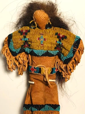 MARAVILLOSA MUÑECA “BUCKSKIN” CON FLECOS Y CUENTAS SIOUX LLANOS DE PRINCIPIOS DEL SIGLO XX, COMO NUEVA Foto 1 de 4