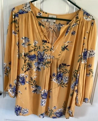 XXL JCP Top Estampado Base Amarilla 100% Rayón con Cuello/Corbata Floral Blanco y Azul Foto 1 de 4