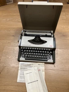 AEG Olympia Typewriter - Traveller De Luxe S - Portable Hard Case - 2 key sticks - Picture 1 of 6