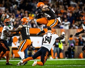 Foto de fútbol americano de la NFL Nick Chubb Hurdling Bengals Defensor Cleveland Browns 8x10 - Imagen 1 de 1