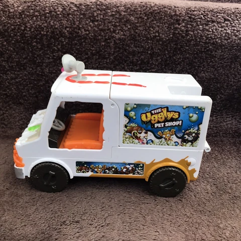 Grossery Gang The Uggly’s Pet Shop Truck Battery Operated Cover