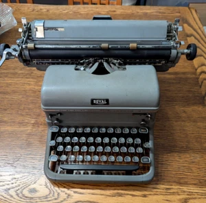 VINTAGE 1940'S ROYAL GRAY KMG MANUAL TYPEWRITER - Picture 1 of 16