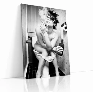 FRAUEN SITZEN AUF TOILETTE RAUCHEN SCHWARZ-WEISS LEINWANDBILD WANDBILD BILD DRUCK - Bild 1 von 6