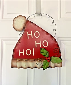 "HO, HO, HO" - GRANDE PORTA RUSTICA IN METALLO, APPENDIABITI DA PARETE - DECORAZIONE CAPPELLO BABBO NATALE - Foto 1 di 3