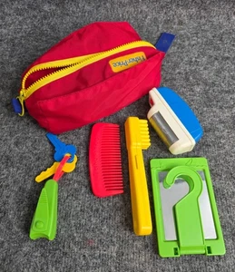 Fisher-Price Vintage 1985 Kleinkind Pflege Spielzeug Set rot Tragetasche Zubehör - Bild 1 von 9