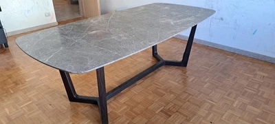 tavolo di marmo grigio con venature bianche supporto di legno marrone scuro - Immagine 1 di 2