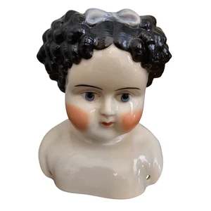 5 Zoll Vintage unmarkiertes Mittelteil Porzellankopf schwarzes Haar handbemalt - Bild 1 von 7