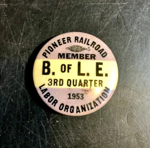 1953 Pioneer Railroad Member Button ~ B of LE 3rd Quarter Labor Organization Pin - Imagen 1 de 3