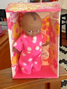 BAMBOLA CAMMEO VINTAGE NUOVA CON SCATOLA SIGILLATA NERA KEWPIE DORMIENTE 1091 ROSA PJ COOING VOICE - Foto 1 di 5