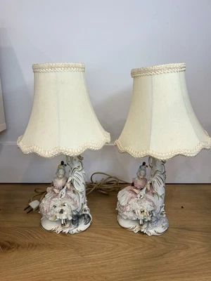 Antiguo par de lámparas de cerámica de encaje Dresde Alemania “Damas jugando mandolinas” Foto 1 de 4
