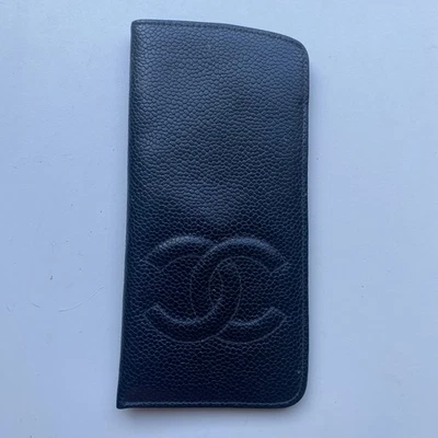Estojo de óculos Chanel couro cavier preto - Imagem 1 de 4