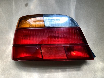 1995-1998 BMW 740i 750iL conjunto de lâmpada traseira lateral esquerda fabricante de equipamento original com lâmpadas 63218352027 - Imagem 1 de 4