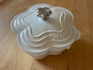 Le Creuset Flower Cocotte 2.25qt Meringue Cast Iron Dutch Oven Japan Rare - Picture 1 of 4