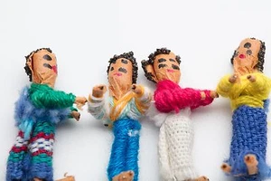 Juego de muñecas guatemaltecas Worry en contenedor - Imagen 1 de 5