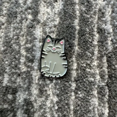 Pin Esmalte Gato Lindo Gris Gatito Divertido Rayas Gato Dama Mochila Regalo Foto 1 de 4