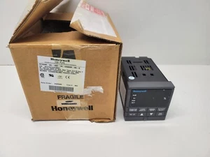 NEW OLD STOCK! HONEYWELL TEMPERATURE CONTROLLER DC330B-K0-2B0-20-0A0000-00-0 - Picture 1 of 5