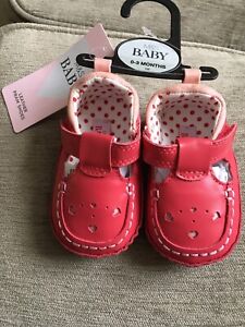 BNWT Marks And Spencer Girls Pink Leather Pram Shoes. Heart Detail. 0-3 Months