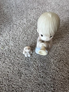 Figura Precious Moments 1984 He Is My Song 12394 niño y perro conjunto trompeta de colección - Imagen 1 de 14
