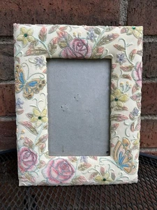 Cornice portafoto floreale Ispirazioni 4x6 farfalle gioiello tessuto ricamato - Foto 1 di 10