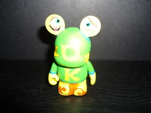 FIGURA DE CAZADOR DE MONSTRUOS DE VINILO DE 3" SERIE UNIVERSITARIA TERRI TERRY DE 3 - Imagen 1 de 1