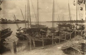 Postal Uhlenhuth Medan RPPC de Indonesia, Sumatra, barcos de pesca nativos (1930) - Imagen 1 de 2