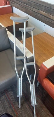 Muletas para axilas Guardian de aluminio para adultos - 5,2 a 5,10 pies nuevas Foto 1 de 3