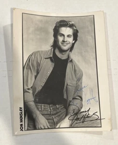 Foto publicitaria de Jon Hensley firma autografiada mientras el mundo gira telenovela - Imagen 1 de 2