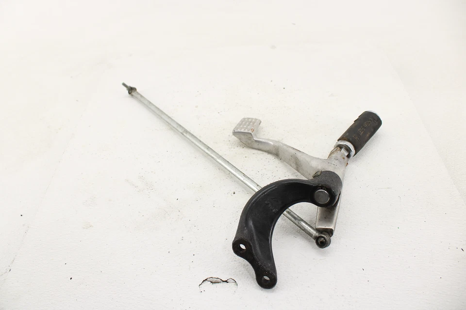 04-17 Harley Davidson Sportster 883 1200 pie delantero izquierdo y palanca de cambios Foto 1 de 4