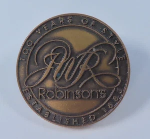 Spilla cappello bavero vintage Robinsons grandi magazzini EST 1883 ~ 100 ANNI DI STILE - Foto 1 di 4