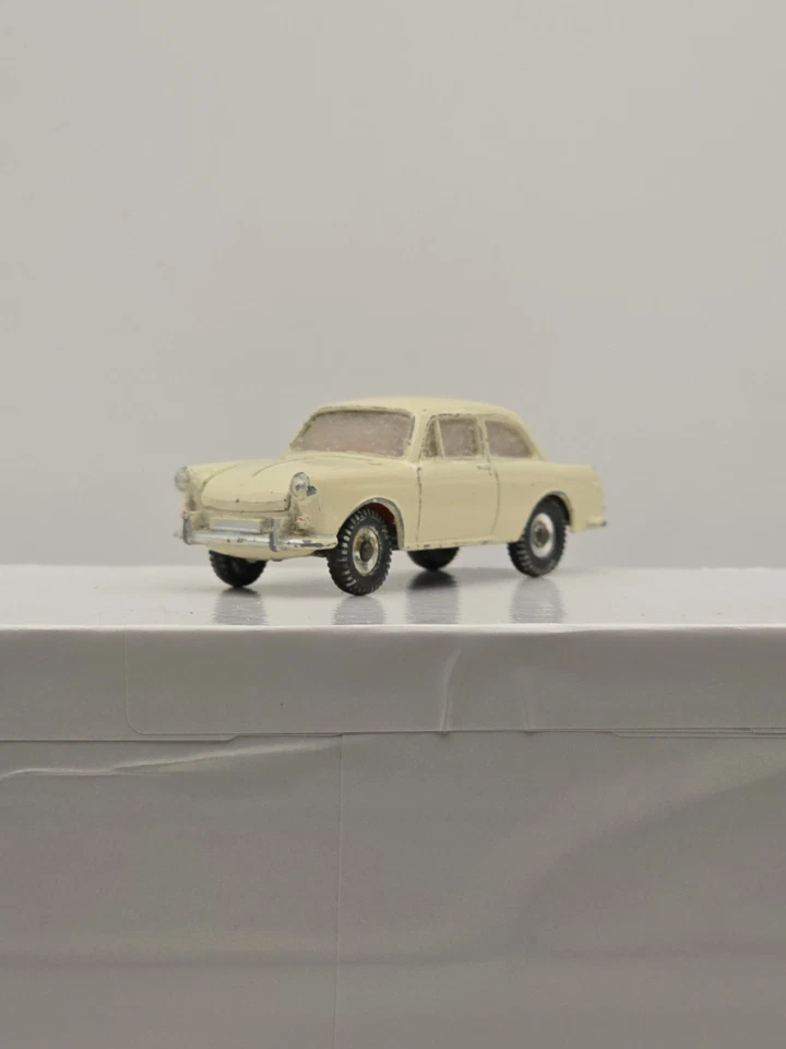 Dinky Toys 144 Volkswagen 1500 berlina blanco con interior rojo ventanas niebla  Foto 1 de 4