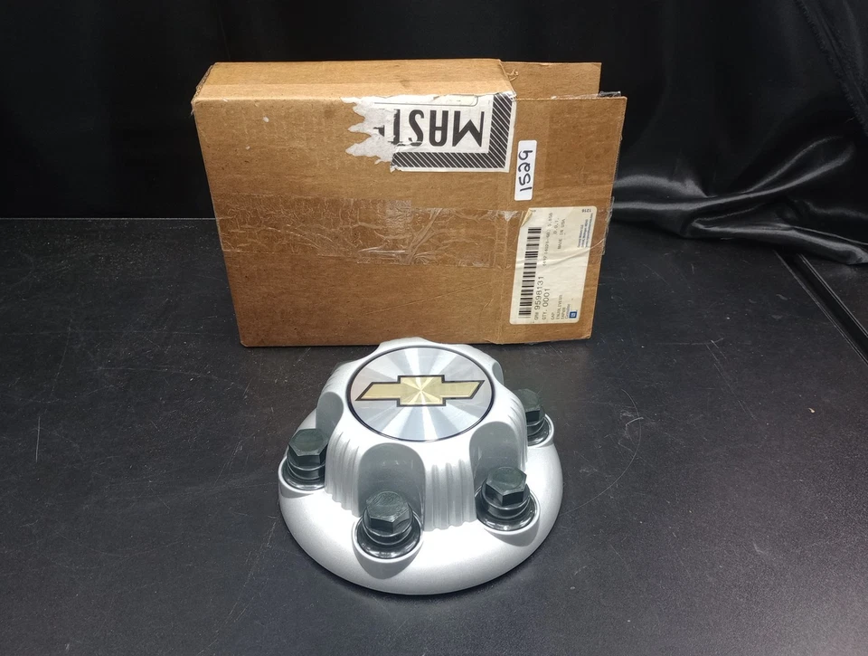 Novo na Caixa GM 9598131 Calota Bowtie para 05-13 TAHOE-Suburban-Express, Silverado - Imagem 1 de 4