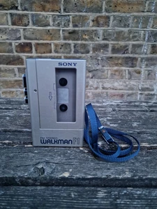 SONY WALKMAN WM-F1 RADIO CASSETTE PLAYER 1st Radio Walkman BESCHREIBUNG LESEN - Bild 1 von 7