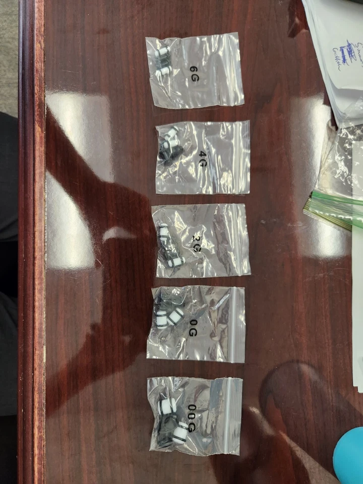 Kit de estiramiento de oreja de tabique de plástico blanco y negro de 6 g a 00 g 10 mm Foto 1 de 4